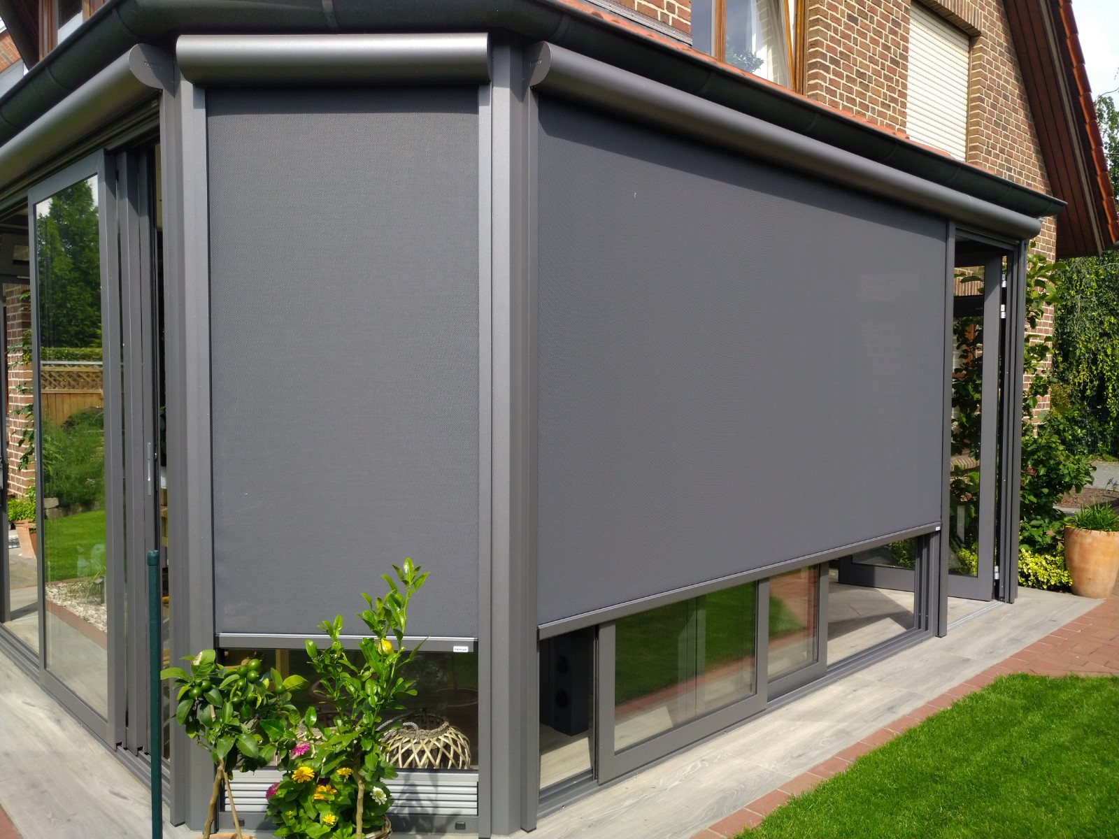 Außenliegende Textilscreens an einem modernen Wintergarten
