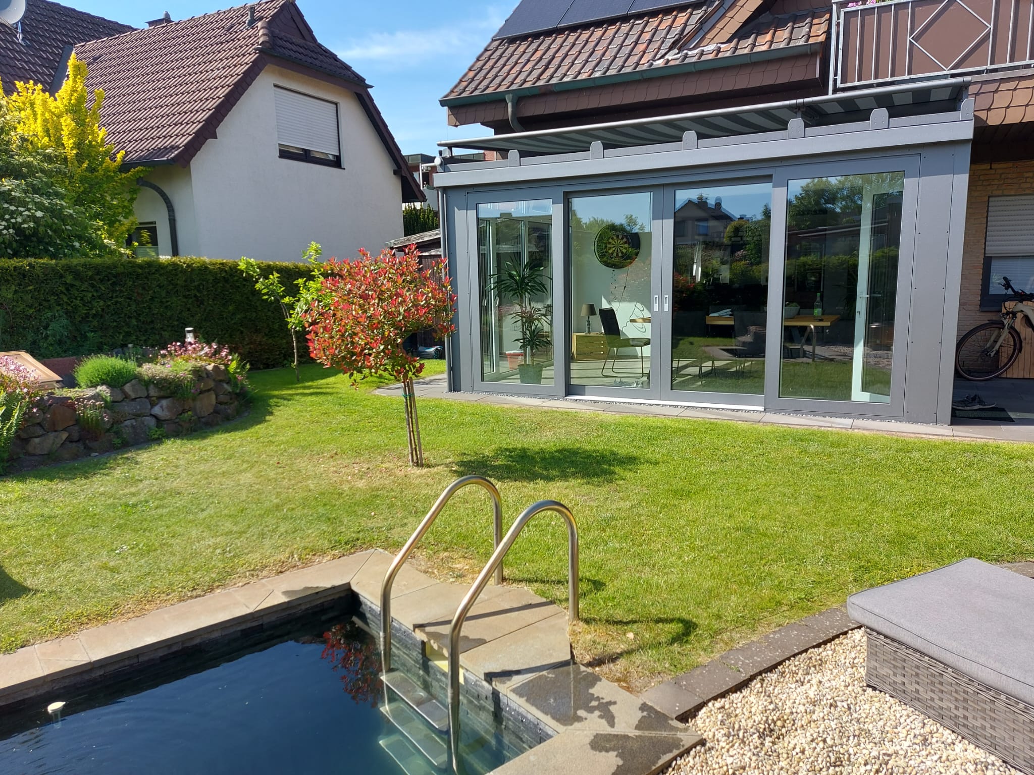 Garten mit Pool und Wintergarten