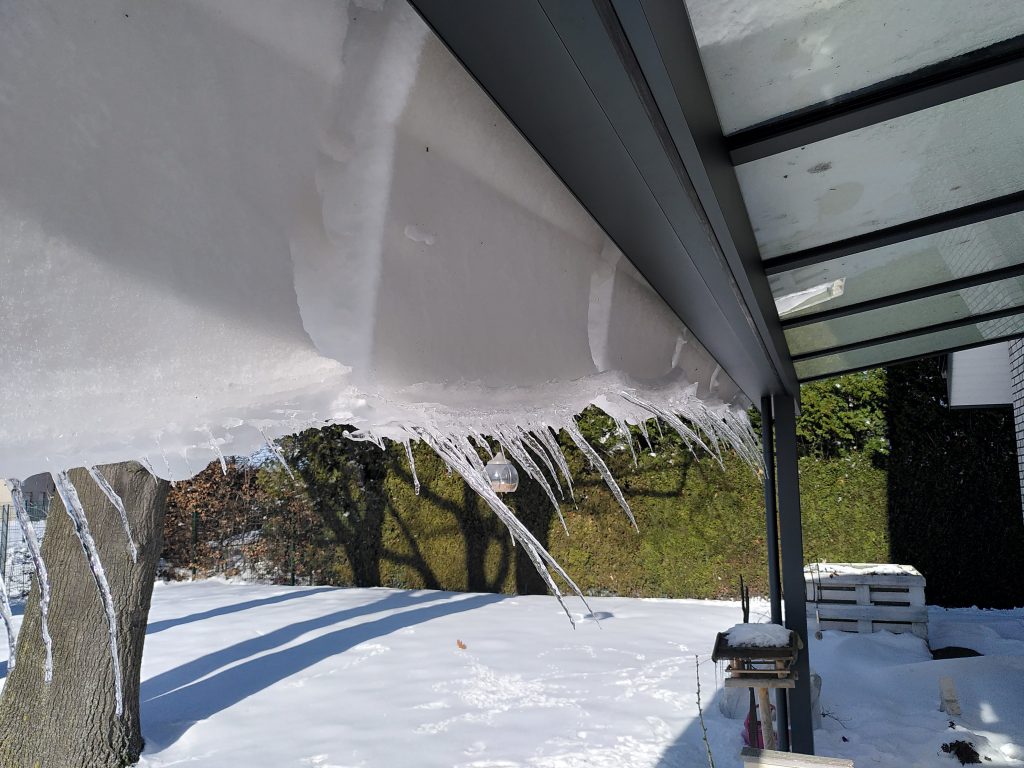 Schneelast auf einem Wintergarten in NRW
