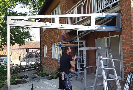 Handwerker von KTH arbeiten an einem Wintergarten in Bielefeld
