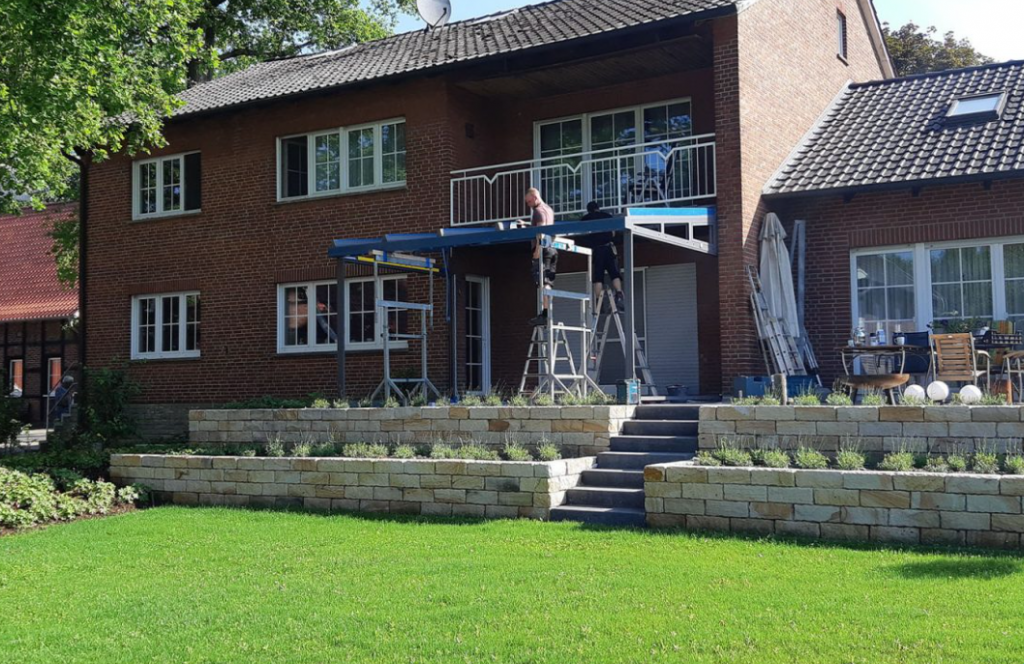 Handwerker bauen eine professionelle Terrassenüberdachung in NRW