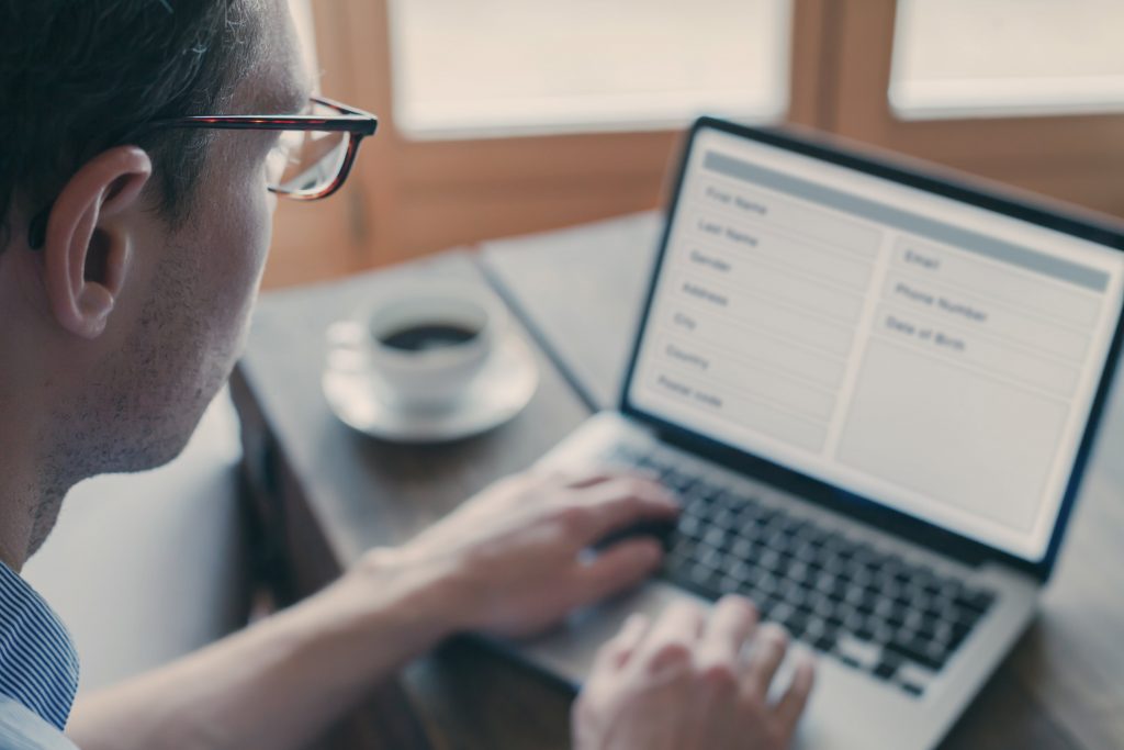 Mann beantragt eine Baugenehmigung für seinen Wintergarten in NRW