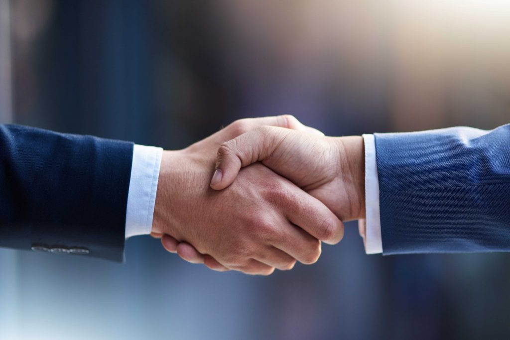 Zwei Personen schütteln sich die Hand