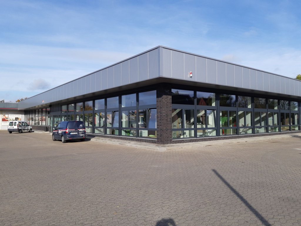 Gewerbebau mit Verglasung